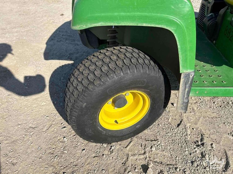 2022-john-deere-gator-image-16