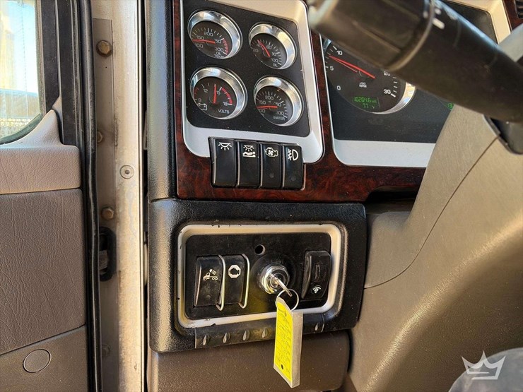 2011-kenworth-t800-image-11