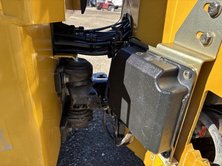 2018-caterpillar-cb24b-image-9