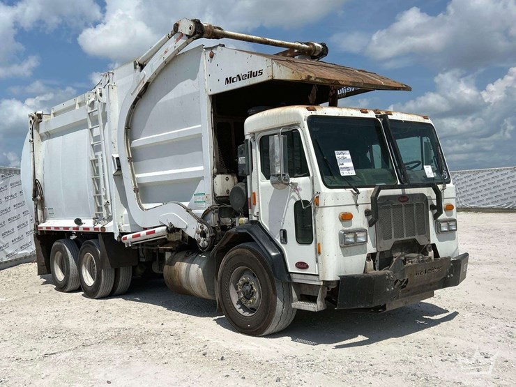 2017-peterbilt-320-image-2