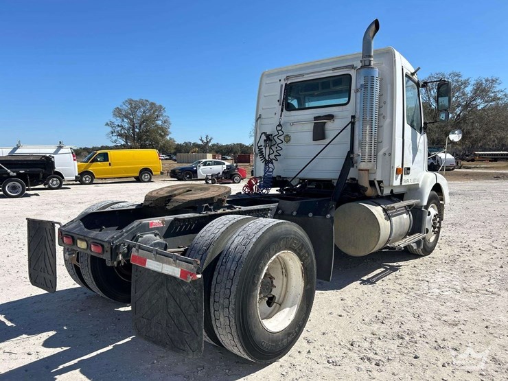 2006-volvo-vnm-s/a-day-cab-truck-tractor-image-3