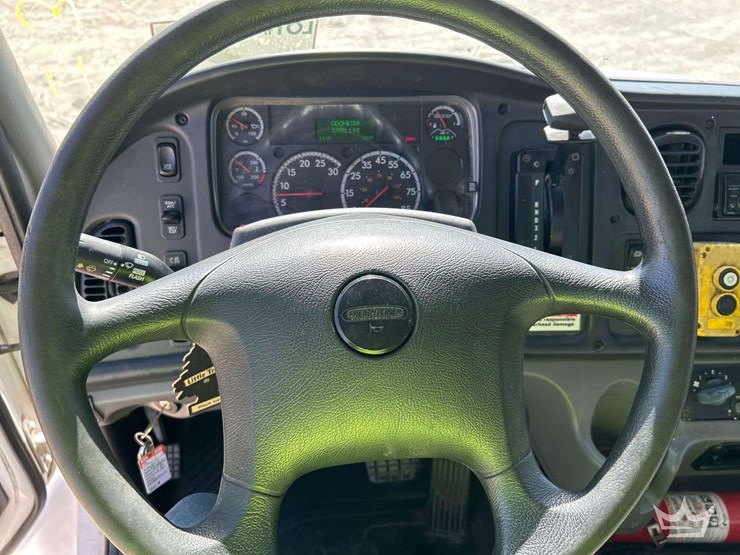 2017-freightliner-m2-106-image-14