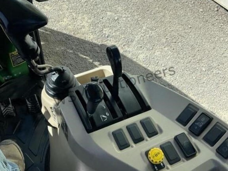 john-deere-3320-image-19