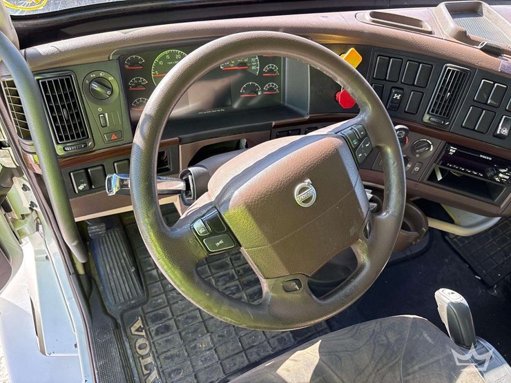 2016-volvo-vnl-t/a-sleeper-cab-truck-tractor-image-21