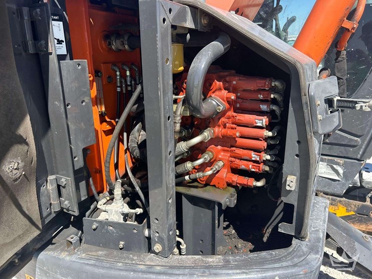 2015-hitachi-zx75us-image-23