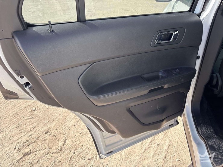 2015-ford-explorer-image-18