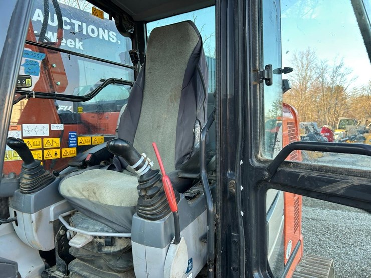 hitachi-zx135us-6-image-23