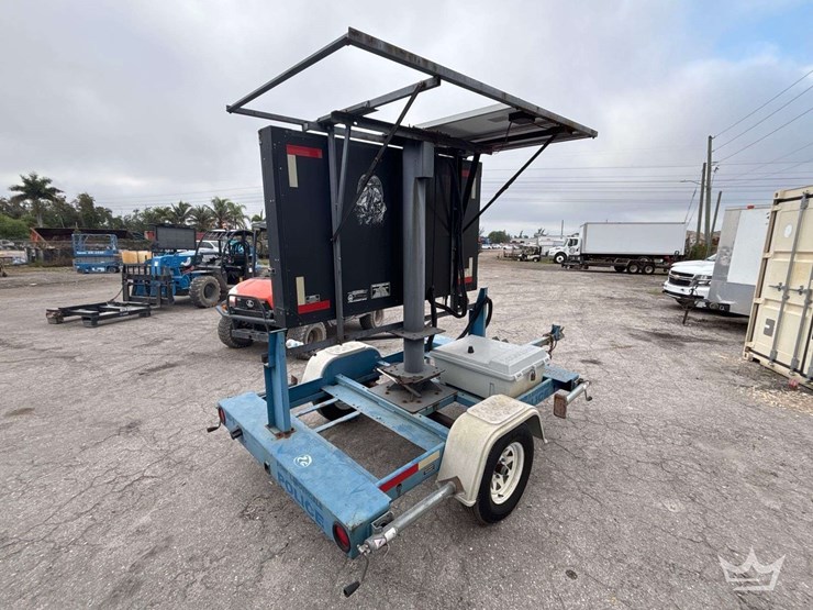 2015-solartech-silent-messenger-towable-solar-message-board-image-4