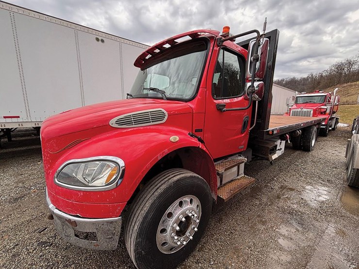 2005-freightliner-m2-106-image-2
