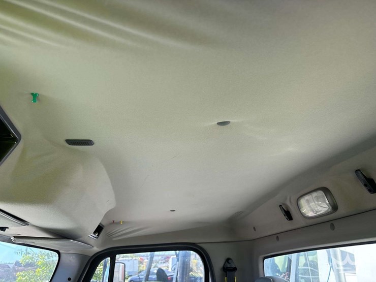 2020-freightliner-m2-106-image-22