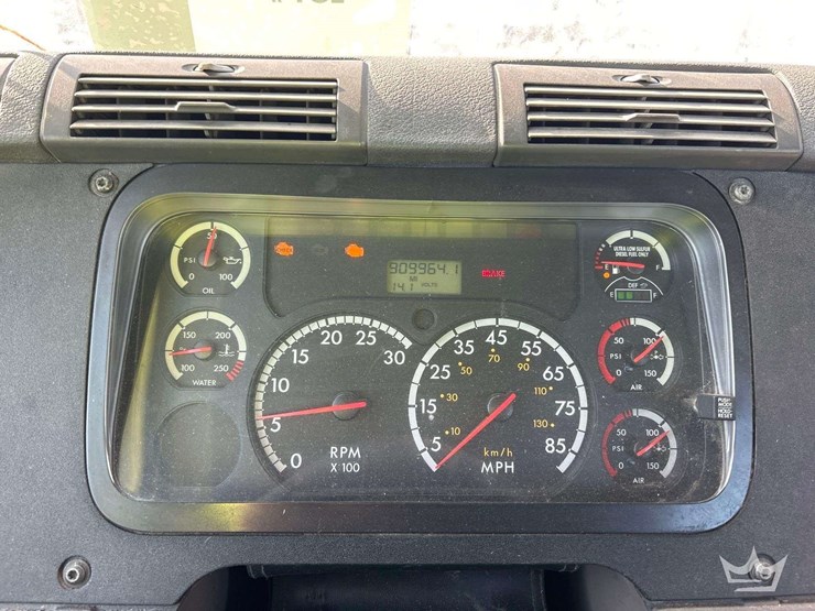 2013-freightliner-cascadia-125-image-15