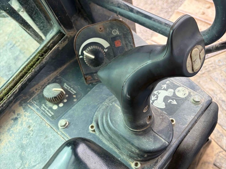 2005-deere-650j-xlt-image-15