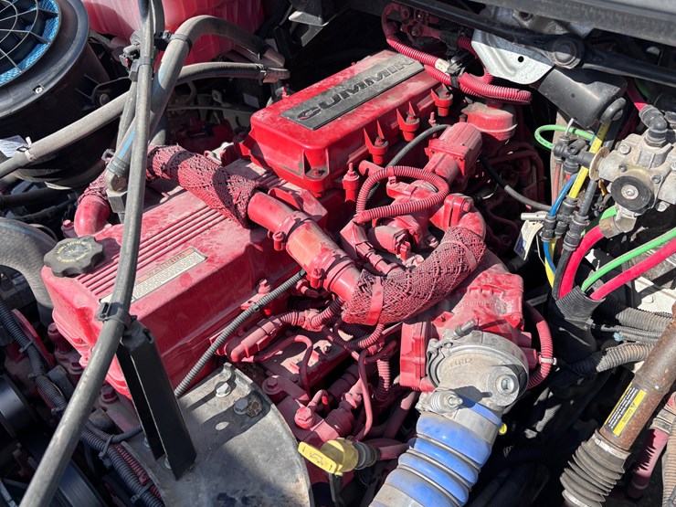 2014-freightliner-m2-106-image-26