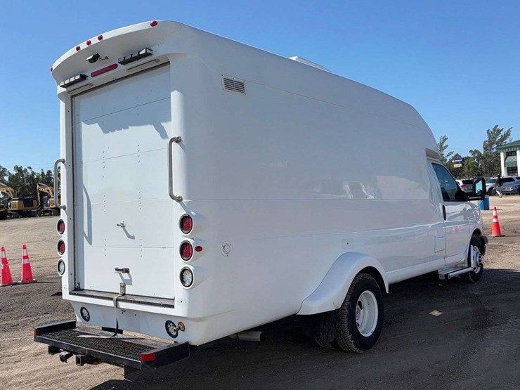 2010-chevrolet-express-3500-image-3