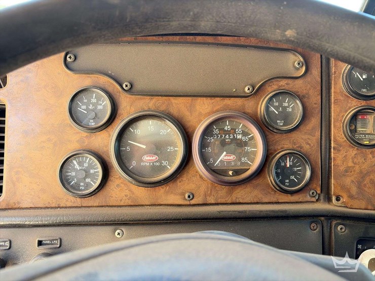2001-peterbilt-378-image-11