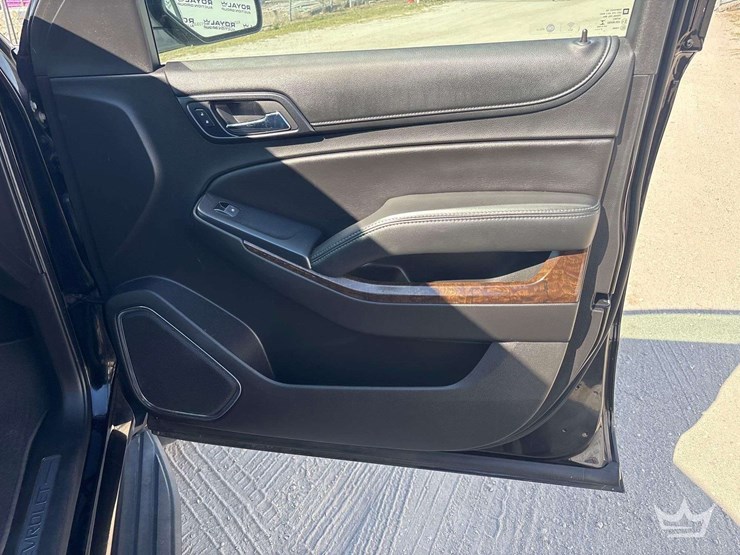 2018-chevrolet-suburban-image-21