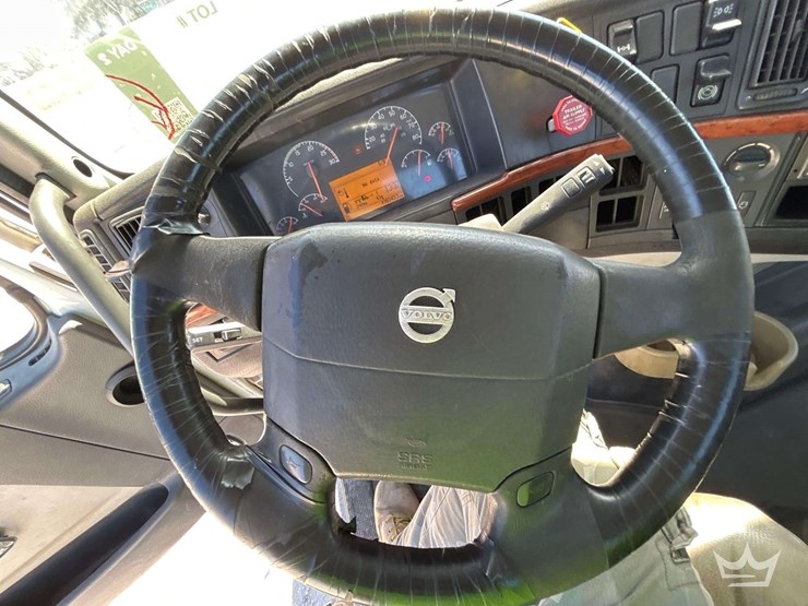 2006-volvo-vnm-s/a-day-cab-truck-tractor-image-9