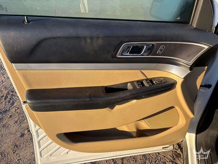 2016-ford-explorer-image-12