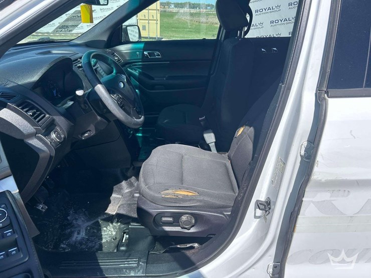 2016-ford-explorer-image-13