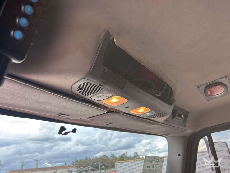 2016-freightliner-m2-106-image-17