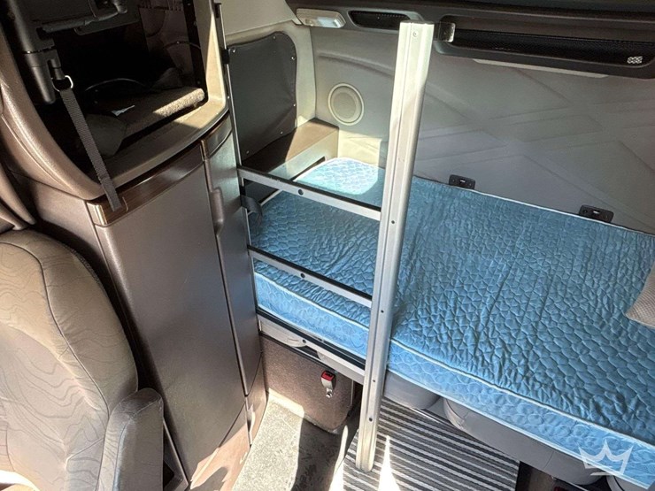 2016-volvo-vnl-t/a-sleeper-cab-truck-tractor-image-41