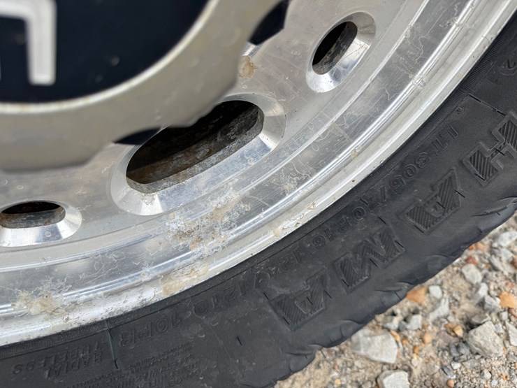 2005-gmc-2500-image-28