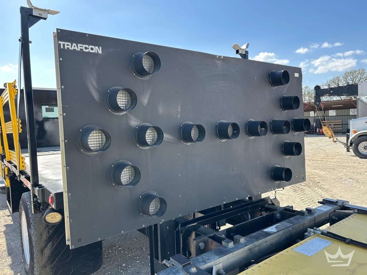 2017-freightliner-m2-106-image-21