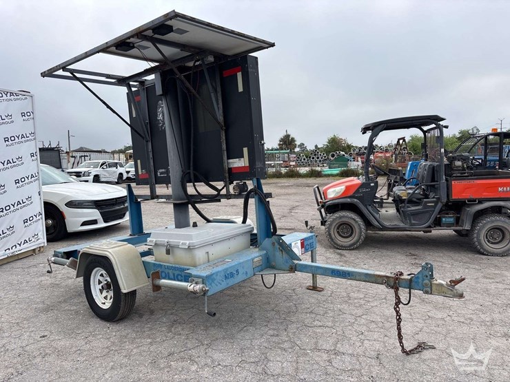 2015-solartech-silent-messenger-towable-solar-message-board-image-2