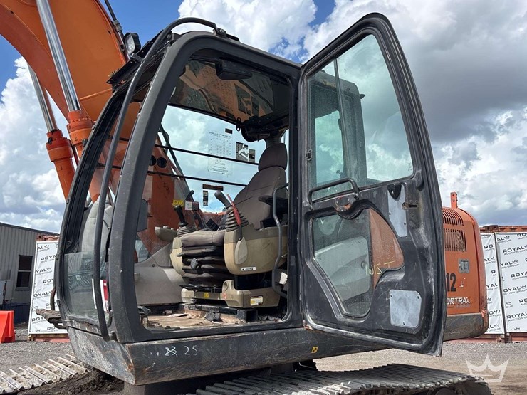 2013-hitachi-zx160-lc-image-11