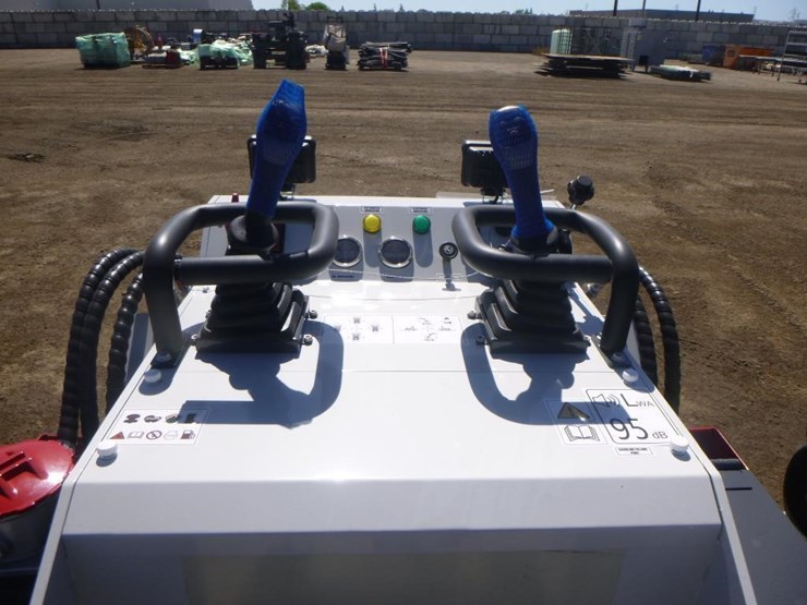 battler-st28h-6-skid-steer-track-loader-image-15