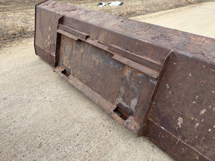 skidloader-8ft-quick-tach-bucket-image-11