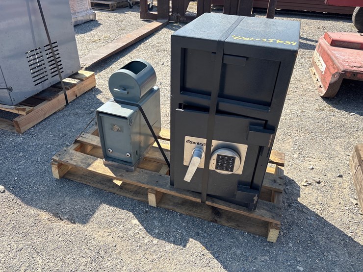 #8030-•-depository-safes-image-2