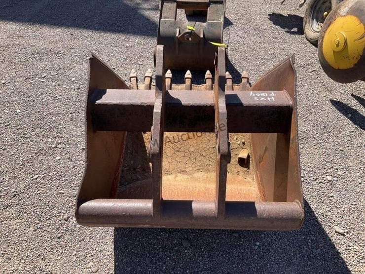 36in-backhoe-bucket-image-3