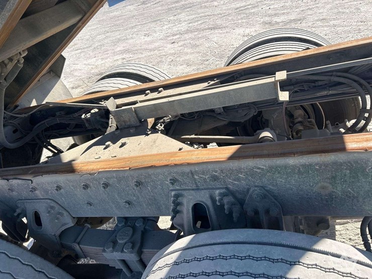 2014-freightliner-114sd-image-21