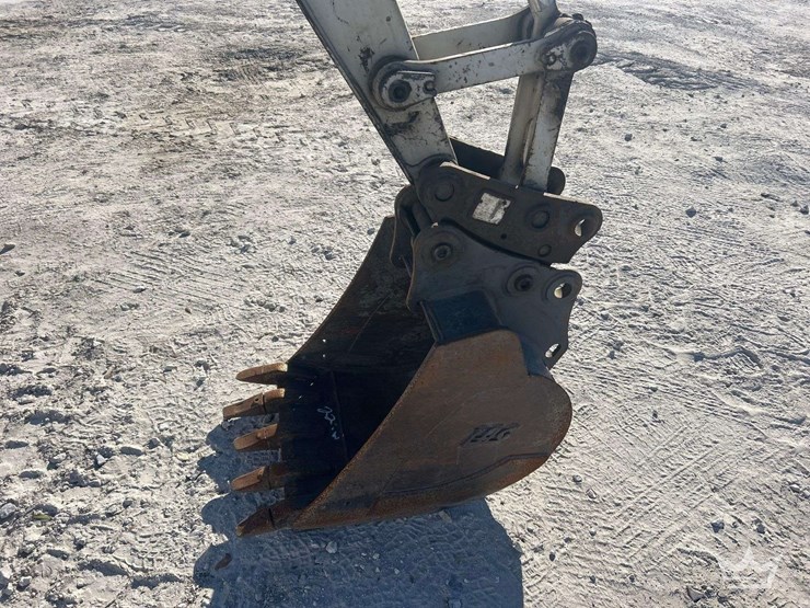 2014-takeuchi-tb260-image-16