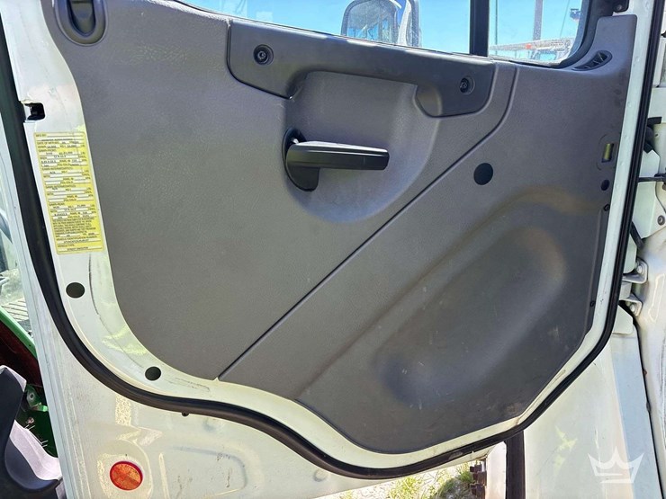 2020-freightliner-m2-106-image-17