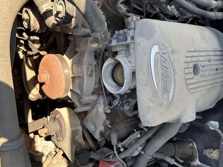 2005-chevrolet-suburban-image-10