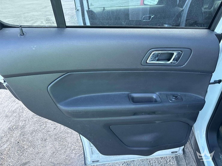 2015-ford-explorer-image-21