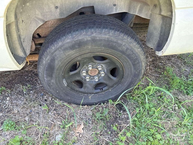 2005-chevrolet-suburban-image-13