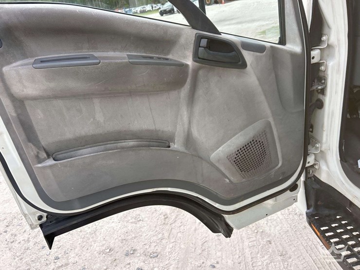 2017-isuzu-npr-image-10