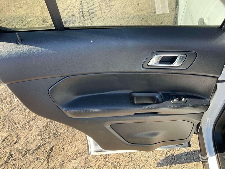 2016-ford-explorer-image-21