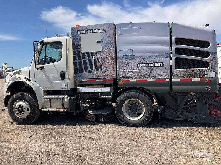 2018-freightliner-m2-106-image-31
