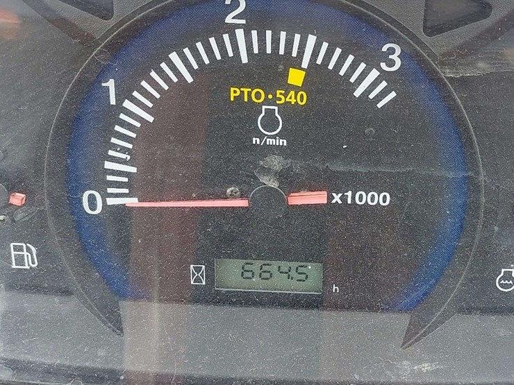 kubota-3301dt-with-la525-loader-image-18