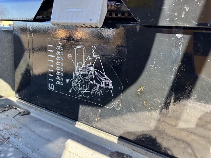 2018-caterpillar-cb24b-image-27