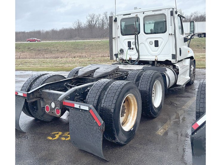 2016-freightliner-cascadia-125-image-2