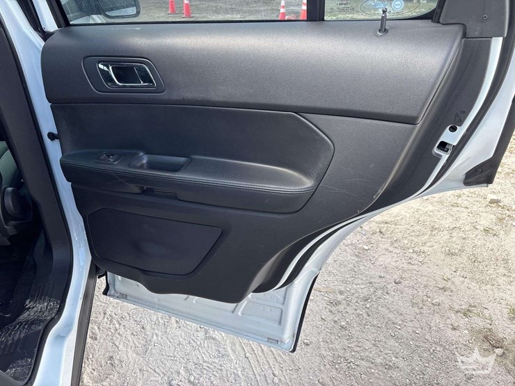 2015-ford-explorer-image-22