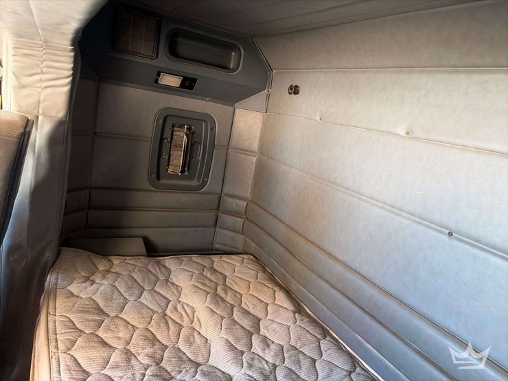 2001-peterbilt-378-image-16