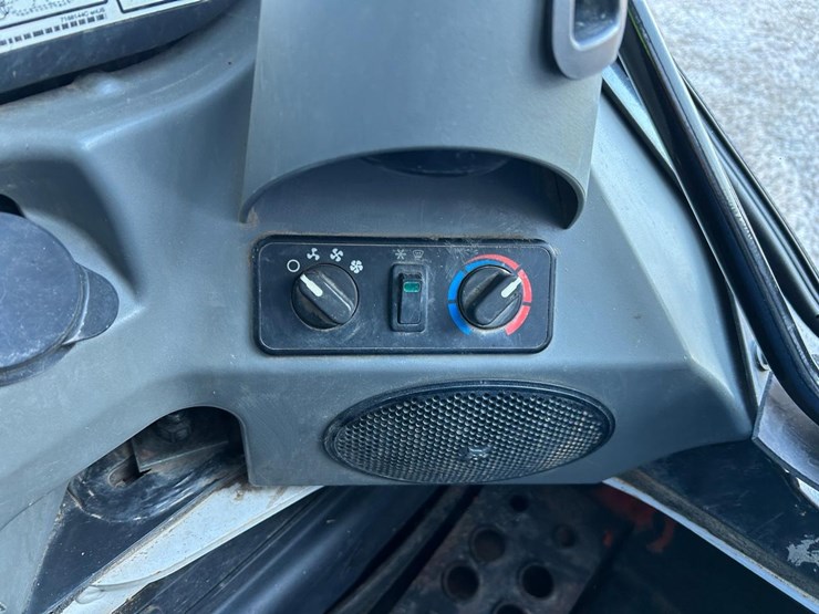 2022-bobcat-t870-image-21