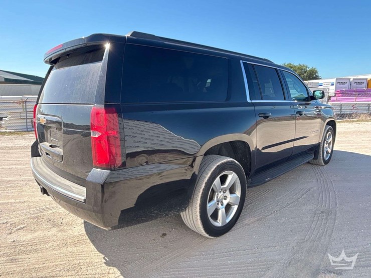 2018-chevrolet-suburban-image-3