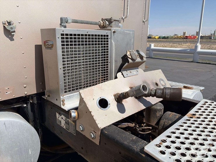 2011-kenworth-t800-image-23